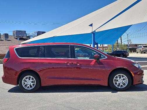2023 Chrysler Voyager LX