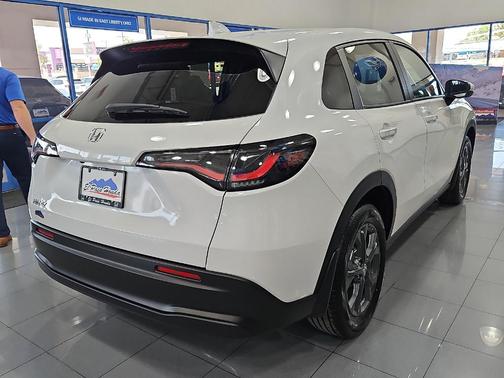 Platinum White Pearl 2026 Honda HR-V LX