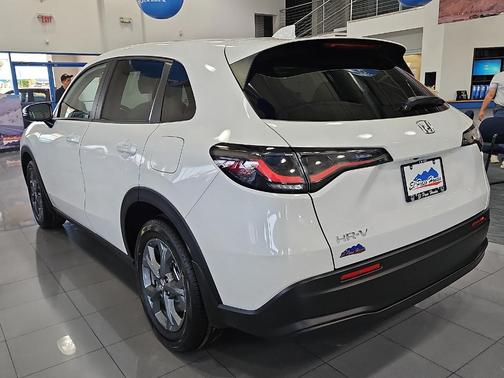 Platinum White Pearl 2026 Honda HR-V LX
