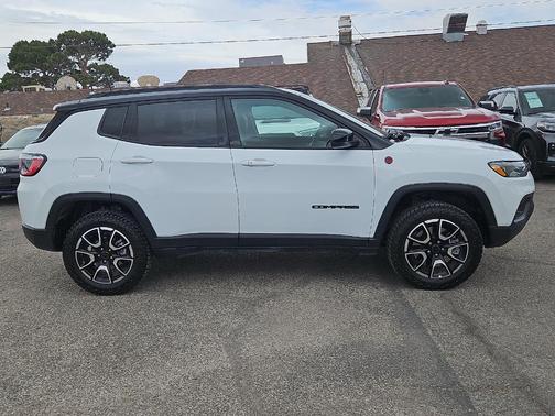 Bright White Clearcoat 2025 Jeep Compass Trailhawk