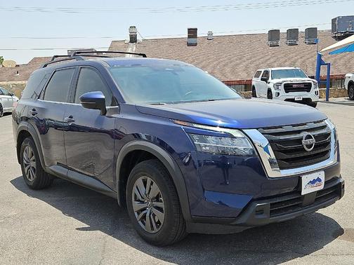 2022 Nissan Pathfinder SV