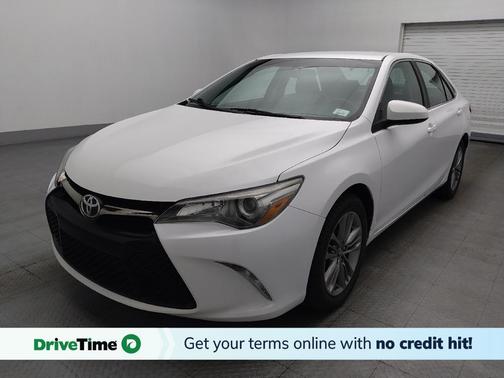 Super White 2016 Toyota Camry SE