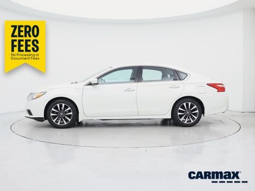 White 2017 Nissan Altima SV