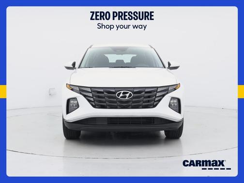 White 2024 Hyundai TUCSON SE