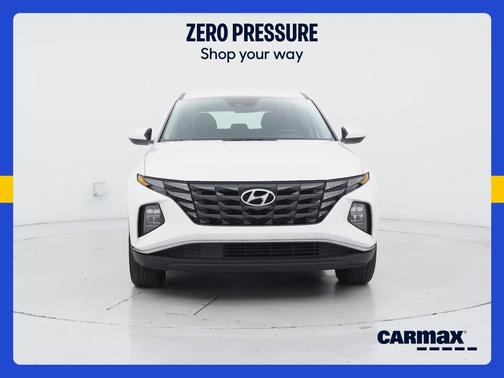 White 2024 Hyundai TUCSON SE