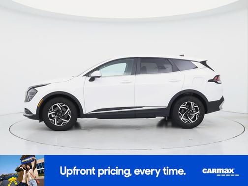 White 2025 Kia Sportage LX