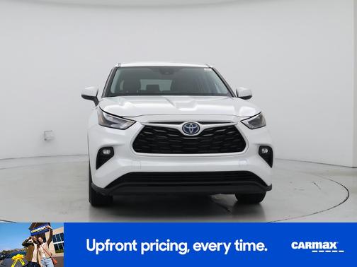 White 2023 Toyota Highlander Hybrid LE