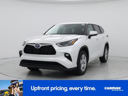 White 2023 Toyota Highlander Hybrid LE