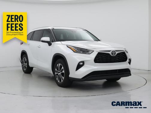 White 2022 Toyota Highlander XLE