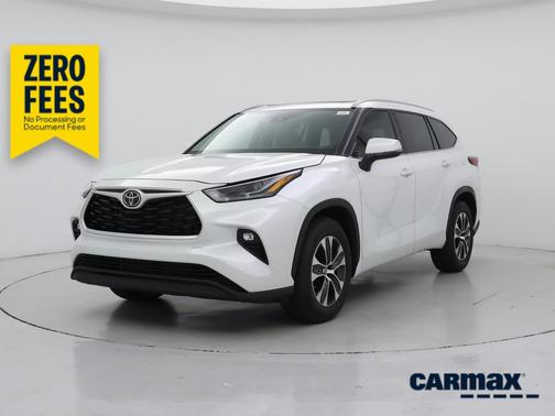 White 2022 Toyota Highlander XLE