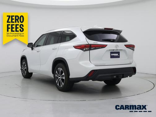 White 2022 Toyota Highlander XLE