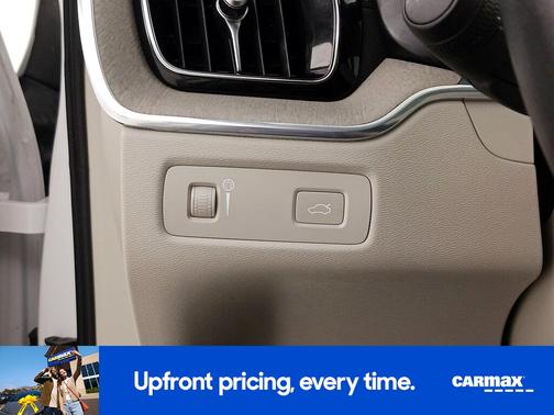 White 2022 Volvo XC60 B5 Inscription