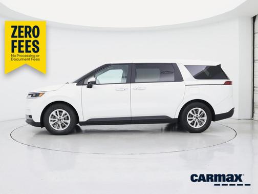 White 2022 Kia Carnival LXS