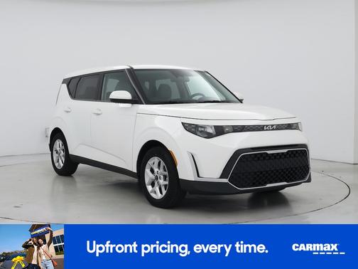 White 2023 Kia Soul LX