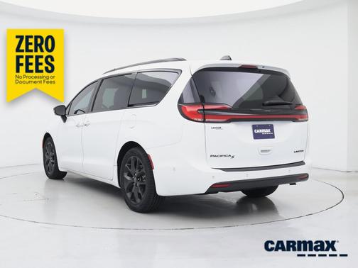 White 2024 Chrysler Pacifica Limited