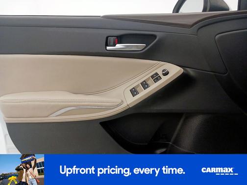 White 2019 Toyota Avalon XLE
