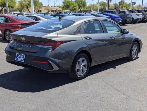 2024 Hyundai ELANTRA SE