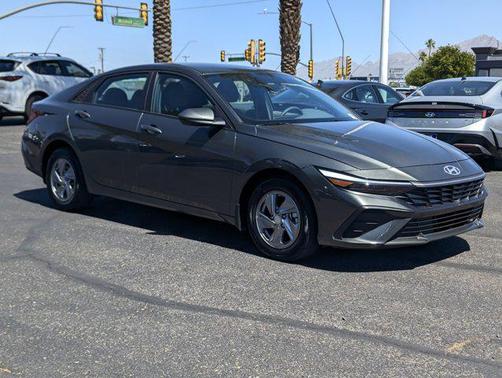 2024 Hyundai ELANTRA SE