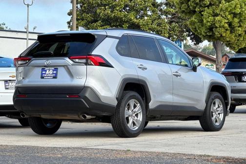 Silver Sky Metall 2024 Toyota RAV4 XLE
