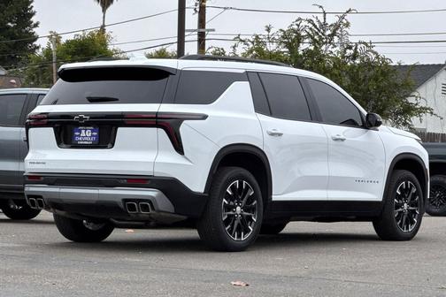 Summit White 2025 Chevrolet Traverse LT