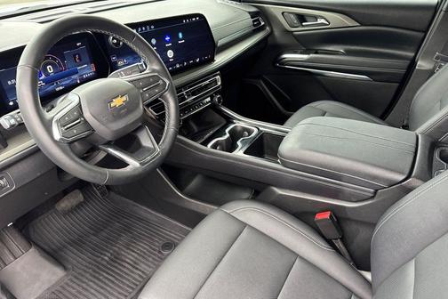 Summit White 2025 Chevrolet Traverse LT