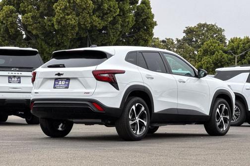Summit White 2026 Chevrolet Trax FWD 1RS