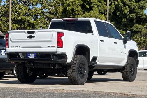 Summit White 2026 Chevrolet Silverado 2500 Crew Cab, Standard Bed, XR2, 4WD