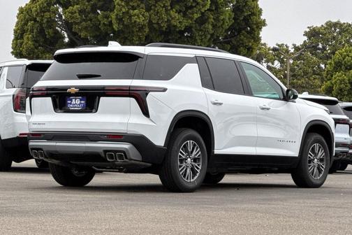 Summit White 2026 Chevrolet Traverse LT