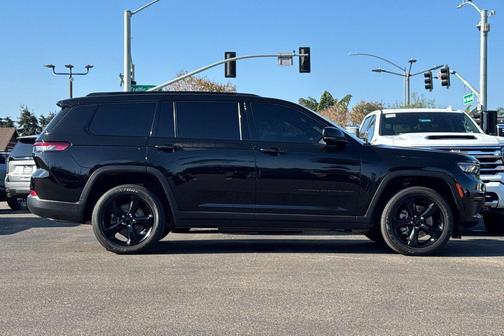Diamond Black Crystal Pearlcoat 2023 Jeep Grand Cherokee L Altitude