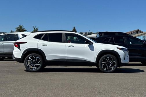 Summit White 2026 Chevrolet Trax FWD 2RS