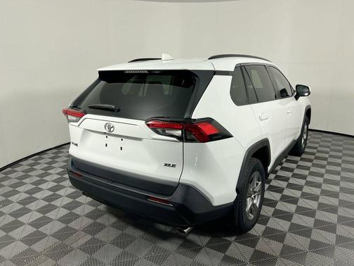 Ice Cap 2024 Toyota RAV4 XLE