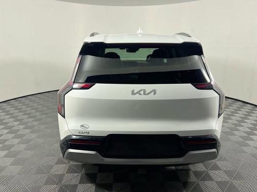 Snow White Pearl 2024 Kia EV9 Land
