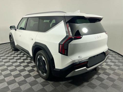 Snow White Pearl 2024 Kia EV9 Land