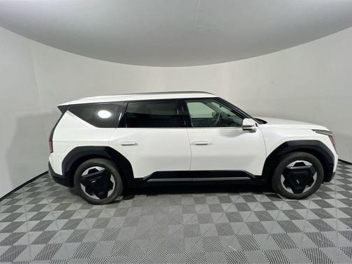 Snow White Pearl 2024 Kia EV9 Land