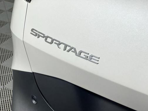 Snow White Pearl 2026 Kia Sportage SX Turbo