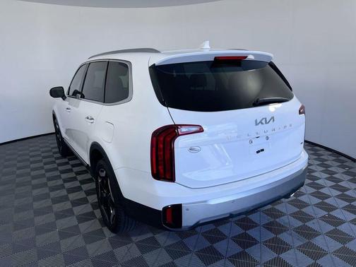 Glacial White Pearl 2024 Kia Telluride S