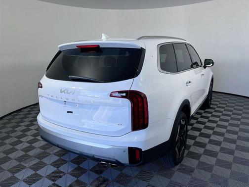 Glacial White Pearl 2024 Kia Telluride S