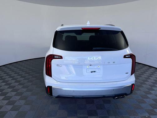 Glacial White Pearl 2024 Kia Telluride S