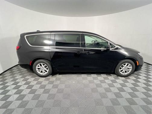 Diamond Black Crystal Pearlcoat 2024 Chrysler Pacifica Touring L