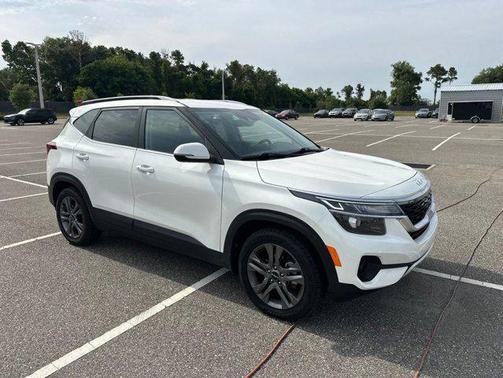 Snow White Pearl 2023 Kia Seltos S