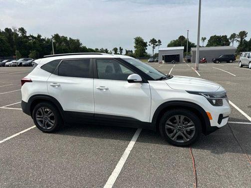 Snow White Pearl 2023 Kia Seltos S