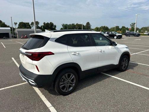 Snow White Pearl 2023 Kia Seltos S
