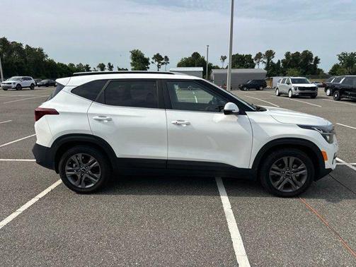 Snow White Pearl 2023 Kia Seltos S