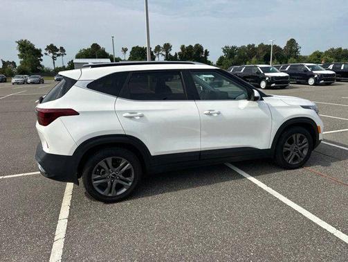 Snow White Pearl 2023 Kia Seltos S