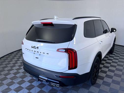 Glacial White Pearl 2022 Kia Telluride SX