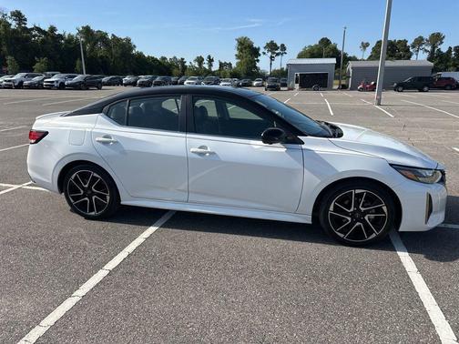 Aspen White Tricoat/Super Black 2024 Nissan Sentra SR