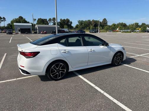 Aspen White Tricoat/Super Black 2024 Nissan Sentra SR