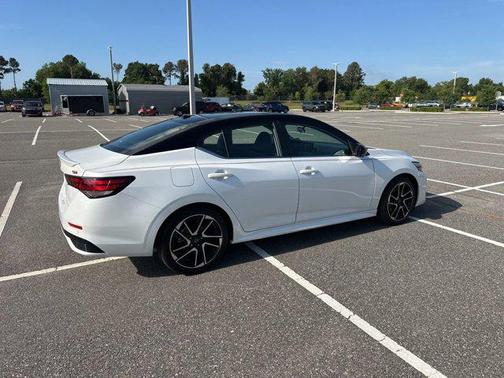 Aspen White Tricoat/Super Black 2024 Nissan Sentra SR