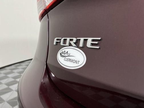 Photo 5 of 32 of 2017 Kia Forte LX