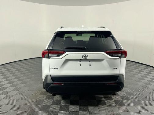 Ice Cap 2025 Toyota RAV4 XLE